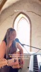 „You’re Beautiful“ von James Blunt – aber mit einer ganz persönlichen Geschichte dahinter. 🤍
Das Brautpaar ist großer James-Blunt-Fan und deshalb war schnell klar: Dieser Song sollte Teil ihrer Trauung werden. 🥹
Für ihren großen Moment habe ich den Songtext ein wenig angepasst, damit er noch besser zu ihrer Geschichte passt.
Aus dem ursprünglichen Gedanken „I don’t know what to do, ’cause I’ll never be with you“ wurde:
„I know what to do, ’cause I’ll always be with you.“ 🤍
Und genau solche persönlichen Anpassungen machen einen bekannten Song„You’re Beautiful“ von James Blunt – aber mit einer ganz persönlichen Geschichte dahinter. 🤍
Hochzeit hochzeitssängerin hochzeitsmusik trauung hochzeitssong hochzeit2027 jamesblunt yourebeautiful weddingmusic weddingceremony livemusik sängerinhochzeit sandrasingt Kassel Nordhessen Hofgeismar Warburg Paderborn Göttingen